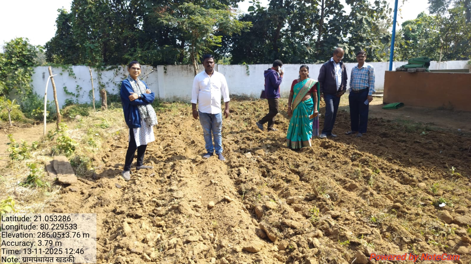 ग्रामपंचाय खडकी अंतर्गत परसबाग तयार करताना